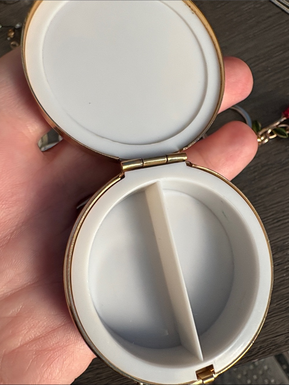 Various items - Picture 8 of 16